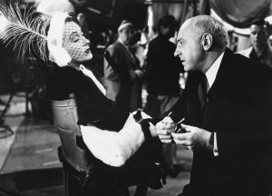 Szenenbild aus SUNSET BOULEVARD - Norma Desmond (Gloria Swanson) und Cecil B. DeMille - © Paramount Pictures