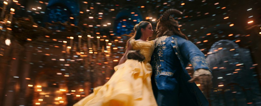Belle (Emma Watson) beim Tanz mit dem Biest (Dan Stevens) - © Disney