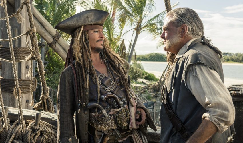 Filmstill aus FLUCH DER KARIBIK 5 - SALAZAR'S RACHE - Jack Sparrow (Johnny Depp) und Gibbs (Kevin McNally) - © Disney Deutschland