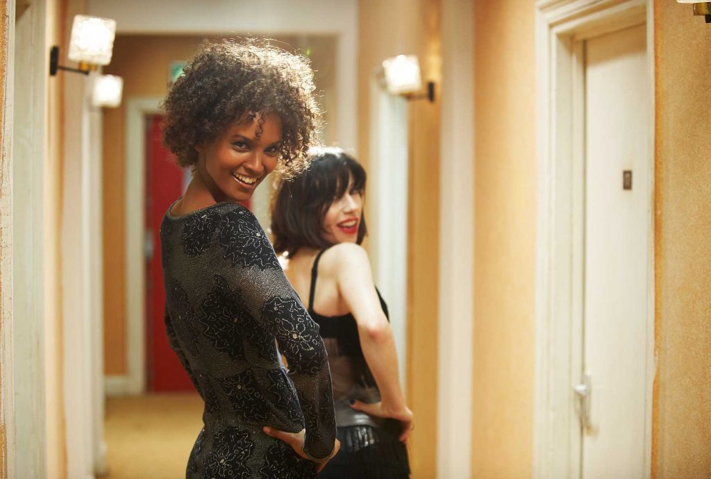 Filmstill aus WÜSTENBLUME (2009) von Sherry Hormann, Waris (Liya Kebede) und Marilyn (Sally Hawkins) posen, © Majestic