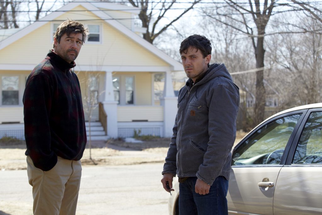 Filmstill aus MANCHESTER BY THE SEA (2016) von Kenneth Lonergan, Kyle Chandler (Joe Chandler) und sein Bruder Lee (Casey Affleck), Copyright Universal Pictures Germany