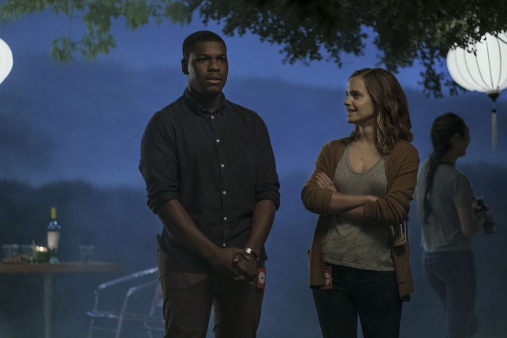 Filmstill THE CIRCLE (2017) - Ty (John Boyega) und Mae (Emma Watson) - © Universum
