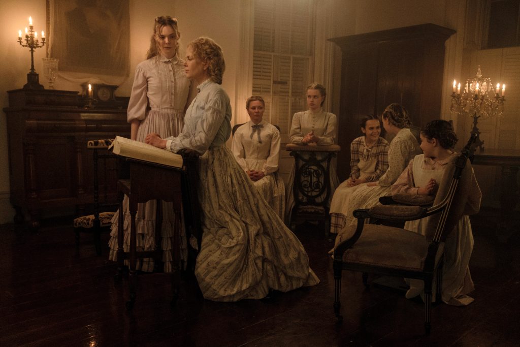 Filmstill aus THE BEGUILED (2017) - Martha (Nicole Kidman) und ihre Schülerinnen - © Universal Pictures