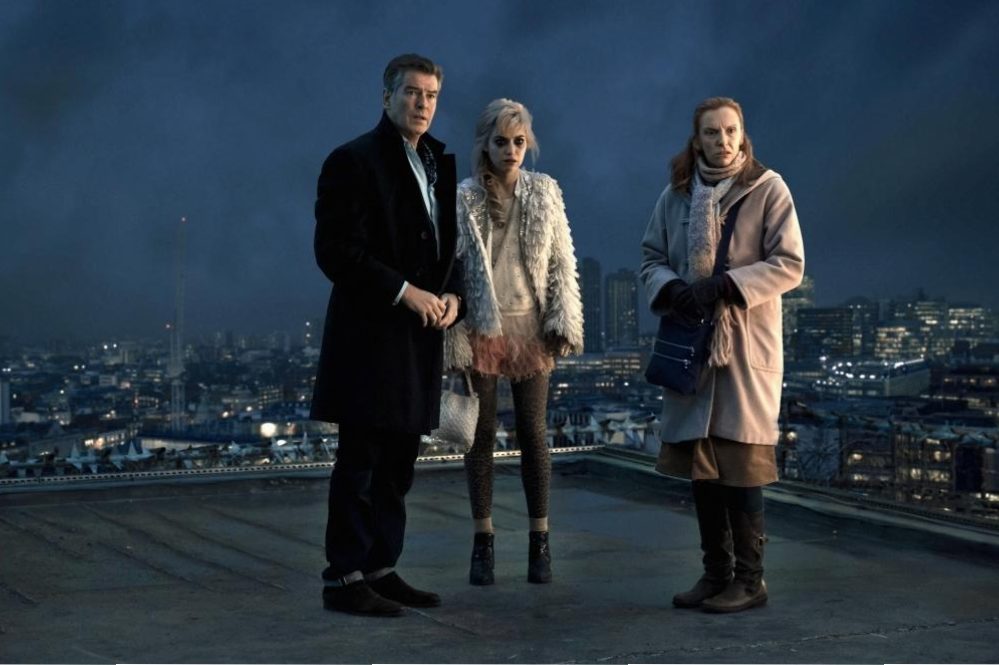 Szenenbild aus A LONG WAY DOWN (2014) -Martin (Pierce Brosnan), Jess (Imogen Poots) und Mauren (Toni Collette) auf dem Dach - © Universum