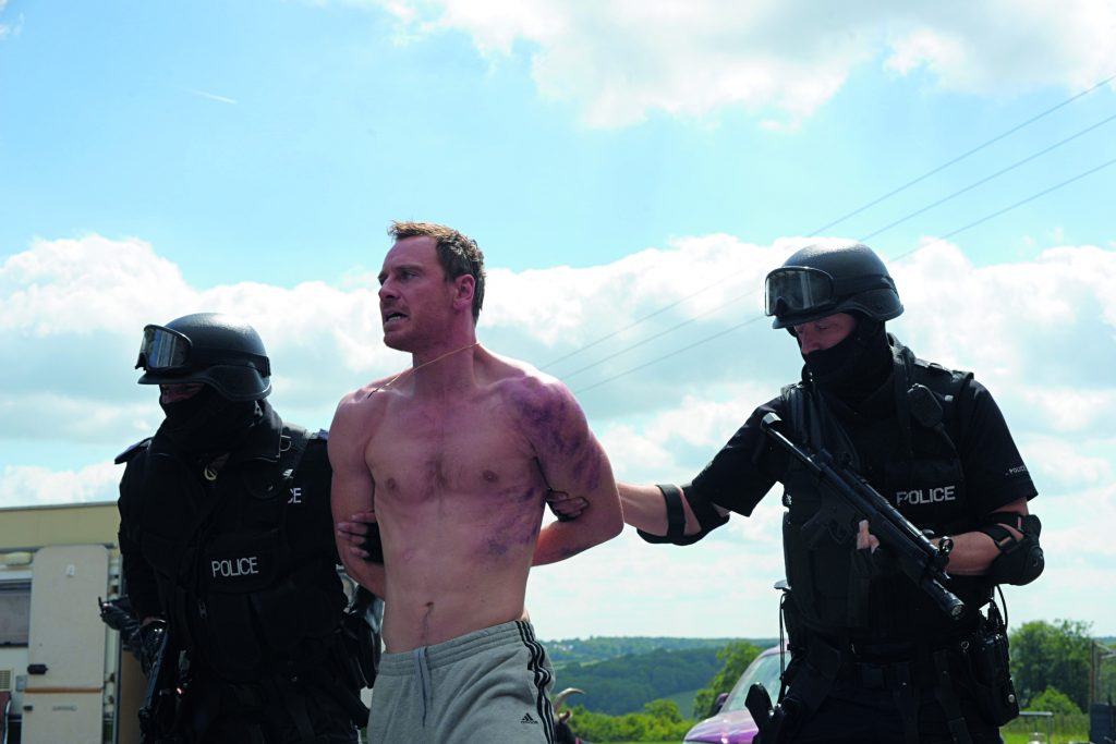 Szenenbild aus DAS GESETZ DER FAMILIE - TRESPASS AGAINST US - Chad (Michael Fassbender) wird festgenommen - © Koch Films