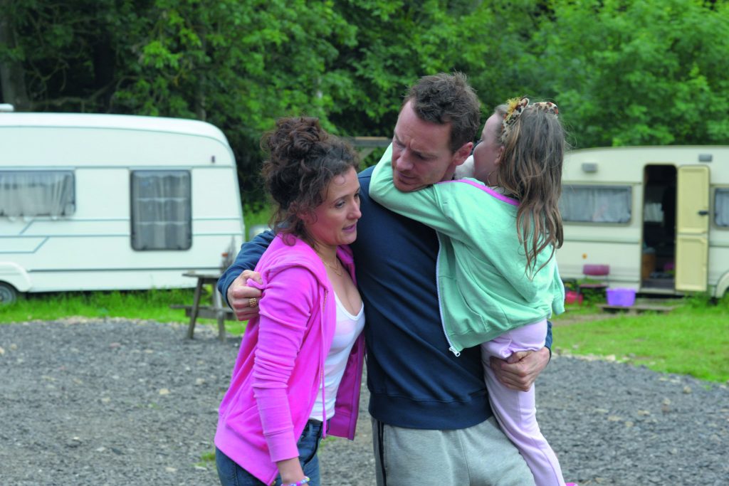 Szenenbild aus DAS GESETZ DER FAMILIE - TRESPASS AGAINST US - Chad (Michael Fassbender) will seine Familie zusammenhalten - © Koch Films