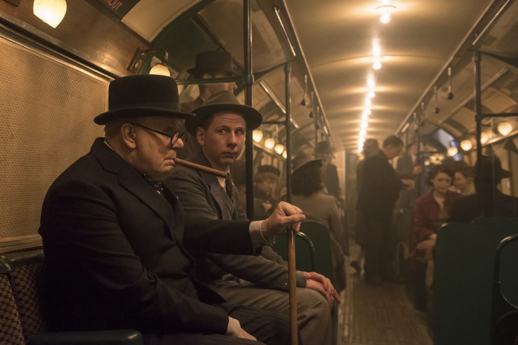 Szenenbild aus DIE DUNKELSTE STUNDE - DARKEST HOUR - Komplett erfunden: Winston Churchill (Gary Oldman) in der U-Bahn - © Universal Pictures
