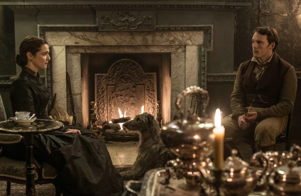 Szenenbild aus MEINE COUSINE RACHEL - MY COUSIN RACHEL - Rachel (Rachel Weisz) und Philip (Sam Claflin) am Kamin- © 20th Century Fox