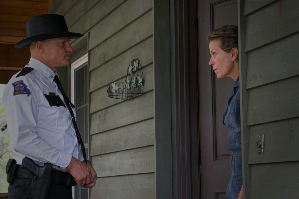 Szenenbild aus THREE BILLBOARDS OUTSIDE EBBING, MISSOURI - Sheriff Bill Willoughby (Woody Harrelson) spricht Mildred Hayes (Frances McDormand) auf die Werbetafeln an - © Fox