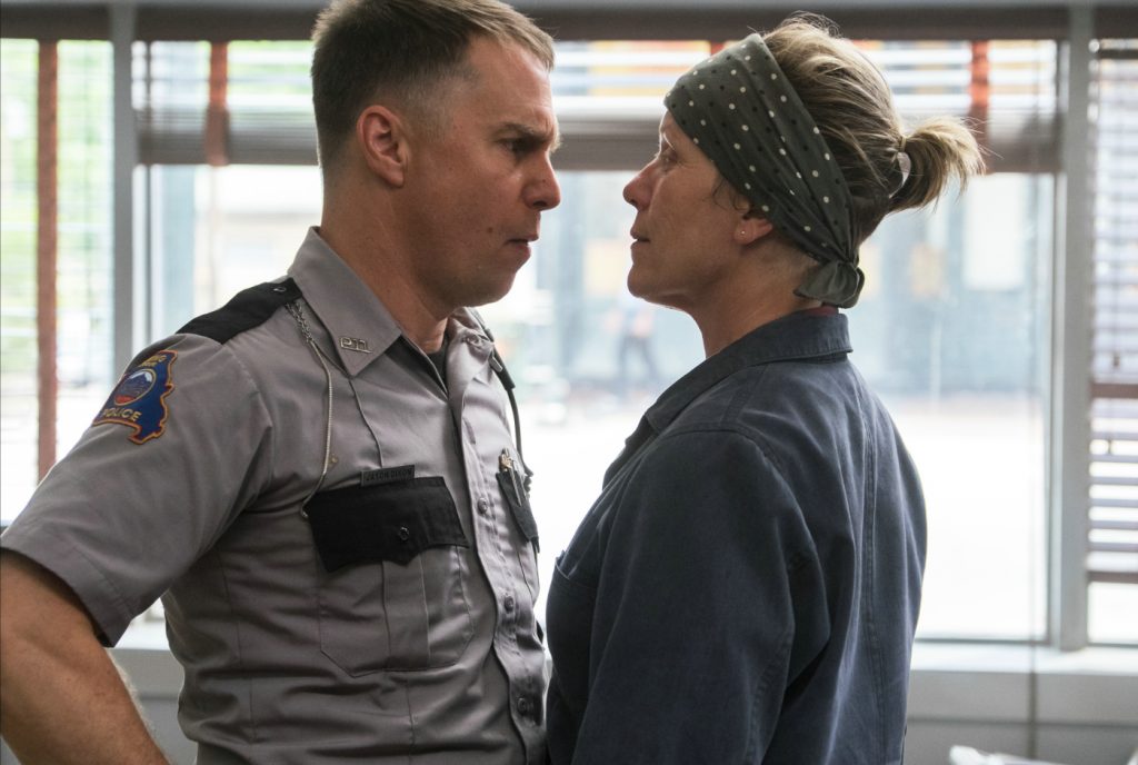 Szenenbild aus THREE BILLBOARDS OUTSIDE EBBING, MISSOURI (2017) - Officer Dixon (Sam Rockwell) und Mildred Hayes (Frances McDormand) - © Fox