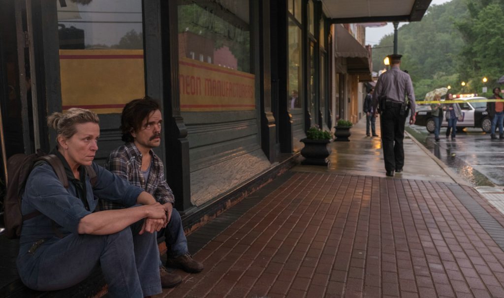 Szenenbild aus THREE BILLBOARDS OUTSIDE EBBING, MISSOURI - Mildred (Frances McDormand) und James (Peter Dinklage) - © Fox