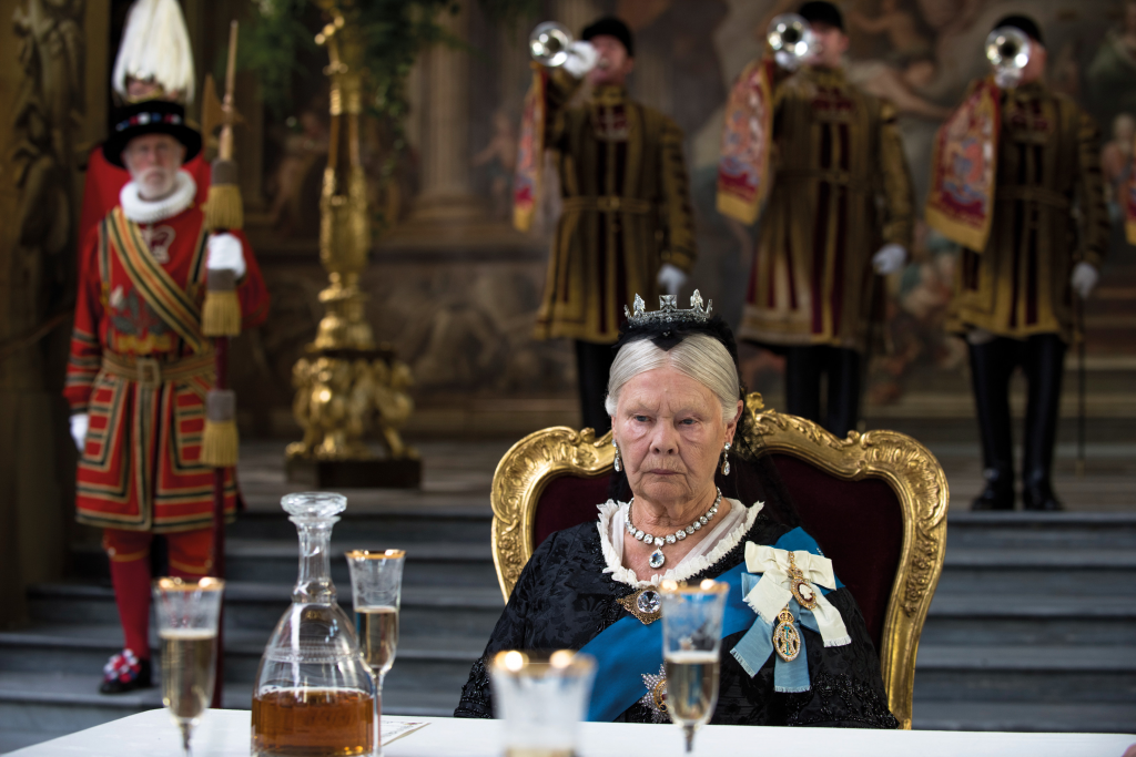 Szenenbild aus VICTORIA & ABDUL (2017) - Königin Victoria (Judi Dench) ist deprimiert - © Universal Pictures