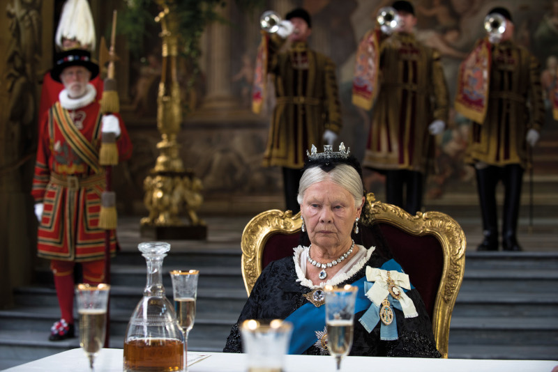 Szenenbild aus VICTORIA & ABDUL - Königin Victoria (Judi Dench) ist deprimiert - © Universal Pictures