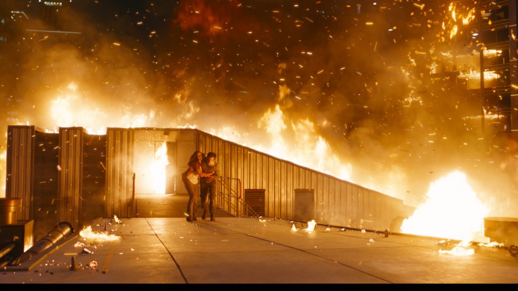 Szenenbild aus MAZE RUNNER: THE DEATH CURE (2018) - Maze Runner - Die Auserwählten in der Todeszone - Teresa (Kaya Scodelario) hilft Thomas (Dylan O'Brien) - © 20th Century Fox