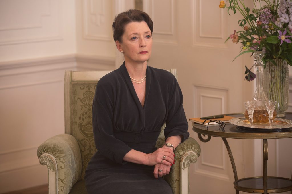 Szenenbild aus DER SEIDENE FADEN - PHANTOM THREAD - Cyril (Lesley Manville) - © Universal Pictures