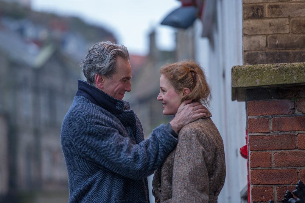 Szenenbild aus AM SEIDENEN FADEN - PHANTOM THREAD - Reynolds (Daniel Day-Lewis) und Alma (Vicky Krieps) - Credit : Laurie Sparham / Focus Features