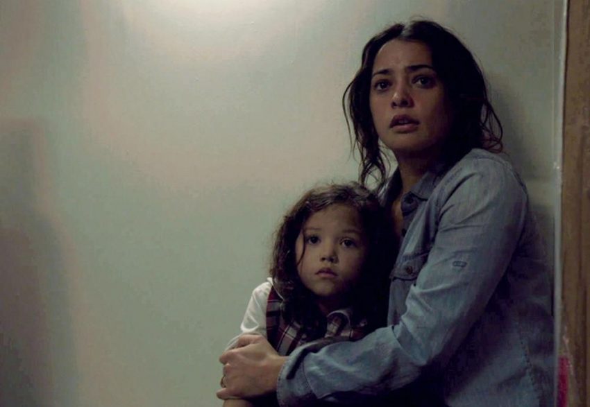 Szenenbild aus SELF/LESS - Madeline (Natalie Martinez) und ihre Tochter - © Concorde Home Entertainment
