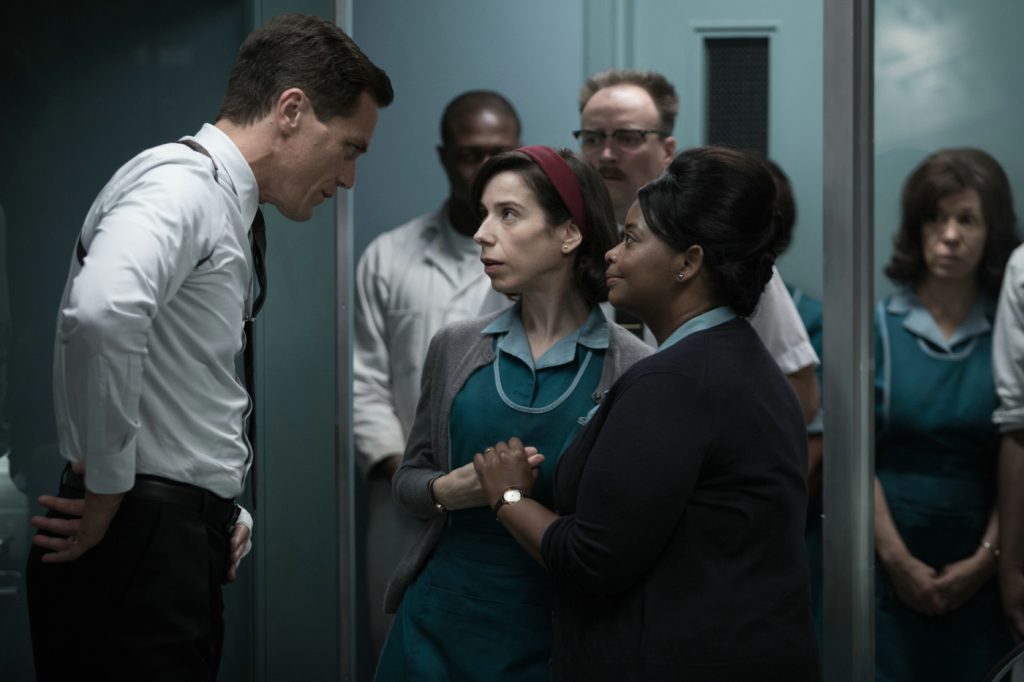 Szenenbild aus THE SHAPE OF WATER - Strickland (Michael Shannon) setzt Elisa (Sally Hawkins) und Zelda (Octavia Spencer) unter Druck - © Fox