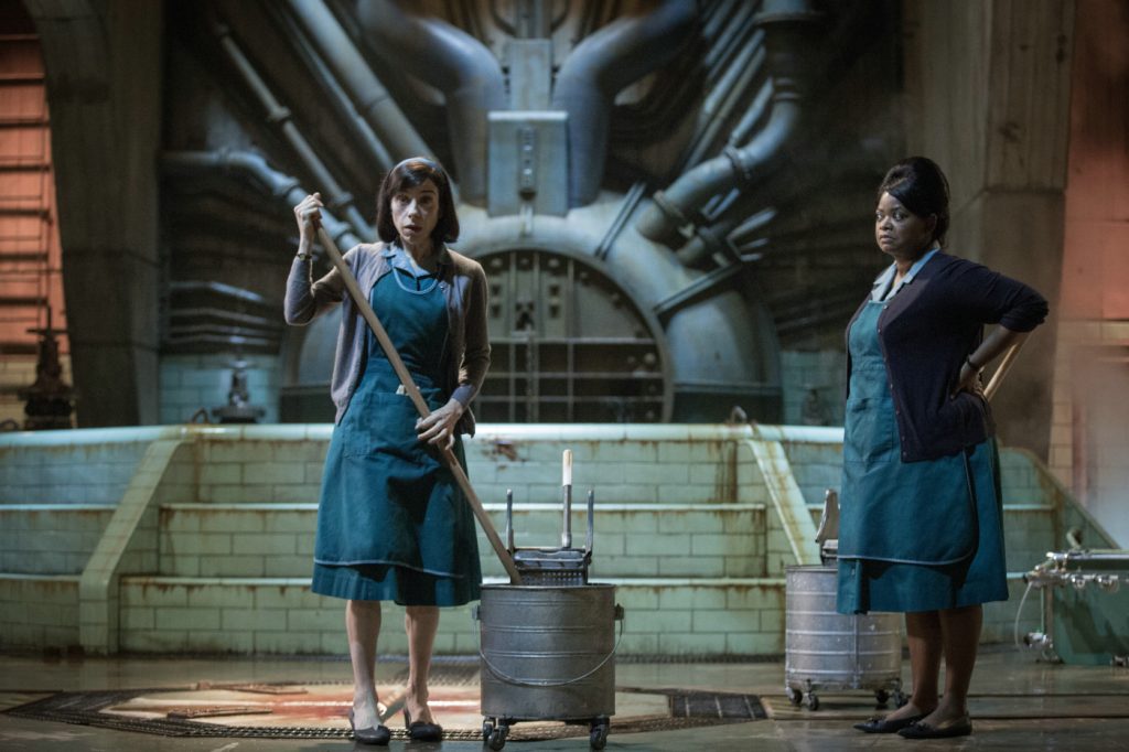 Szenenbild aus THE SHAPE OF WATER (2017) - Elisa (Sally Hawkins) und Zelda (Octavia Spencer) - © Fox