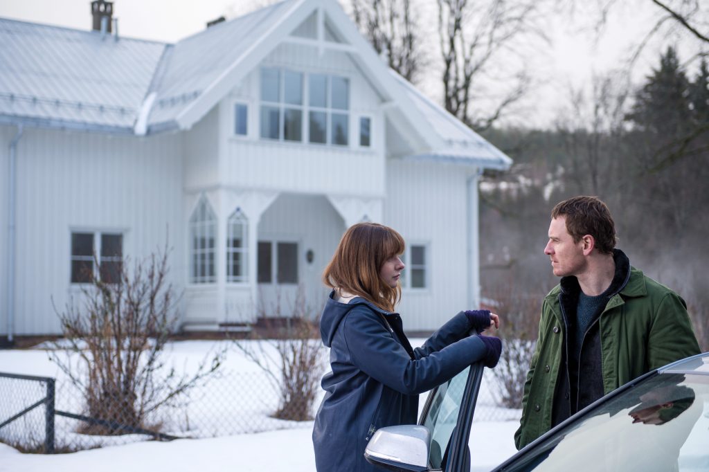 Szenenbild aus SCHNEEMANN - THE SNOWMAN (2017) - Katrine Bratt (Rebecca Fergusson) und Harry Hole (Michael Fassbender) ermitteln - © Universal Pictures