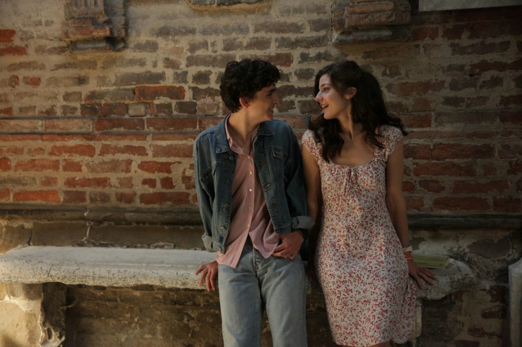 Szenenbild aus CALL ME BY YOUR NAME (2017) - Elio (Timothée Chalamet) und Marzia (Esther Garrel) an der Wand lehnend - © Sony Pictures