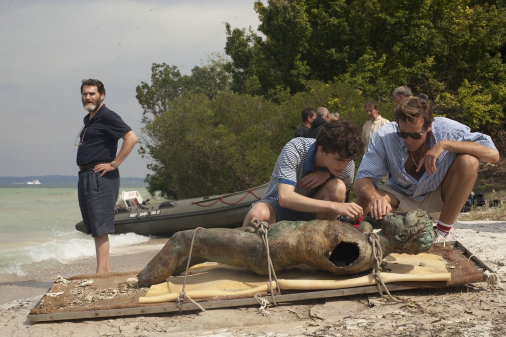 Szenenbild aus CALL ME BY YOUR NAME (2017) - Samuel (Michael Stuhlbarg), Elio (Timothée Chalamet) und Oliver (Armie Hammer) am Strand - © Sony Pictures