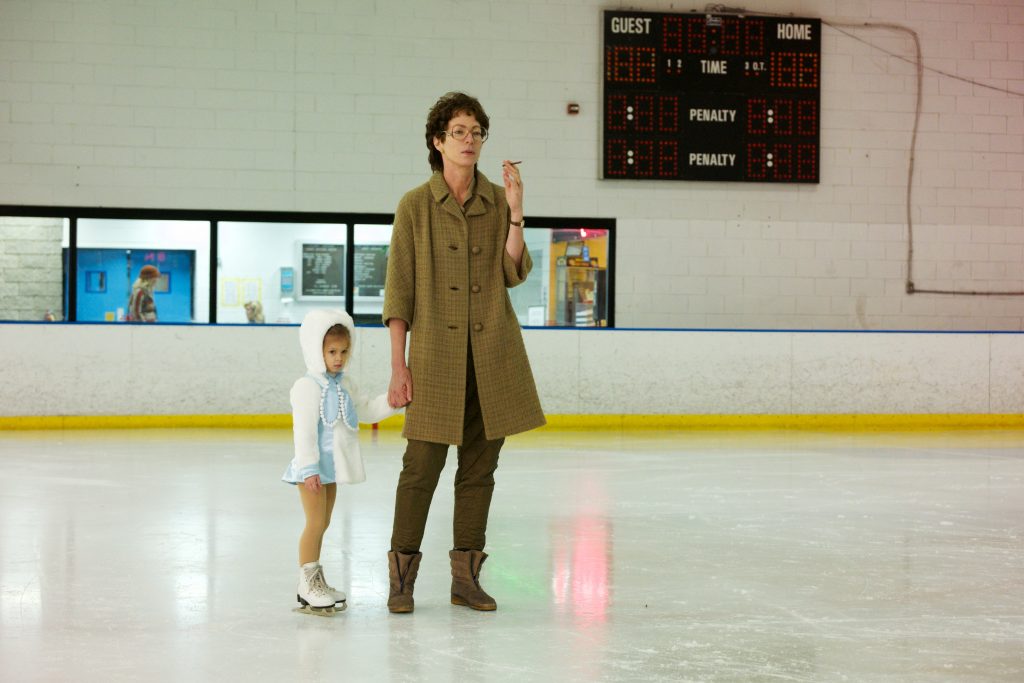 Szenenbild aus I, TONYA (2017) - Tonya (Maizie Smith) und ihre Mutter LaVona (Allison Janney) - © DCM