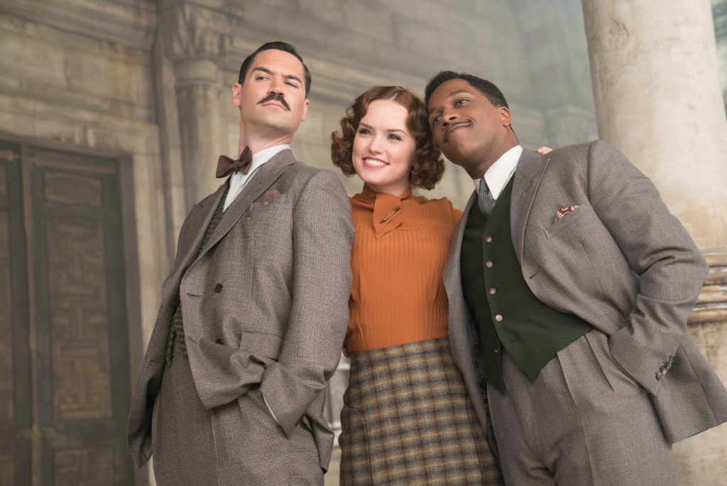 Szenenbild aus MURDER ON THE ORIENT EXPRESS - MORD IM ORIENT-EXPRESS - Biniamino Marquez (Manuel Garcia-Rulfo), Mary Debenham (Daisy Ridley) und Dr. Arbuthnot (Leslie Odom Jr.) - © 20th Century Fox
