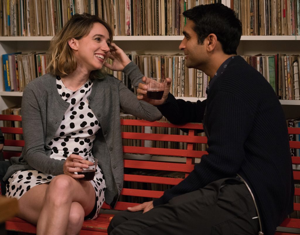 Filmstill aus THE BIG SICK - Emily (Zoe Kazan) lernt Kumail (Kumail Najiani) kennen. - Photo by Sarah Shatz - © Weltkino Filmverleih