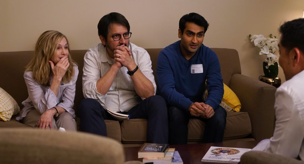 Filmstill aus THE BIG SICK - Beth (Holly Hunter), Terry (Ray Romano) und Kumail (Kumail Nanjiani ) - Photo by Nicole Rivelli - © Weltkino Filmverleih