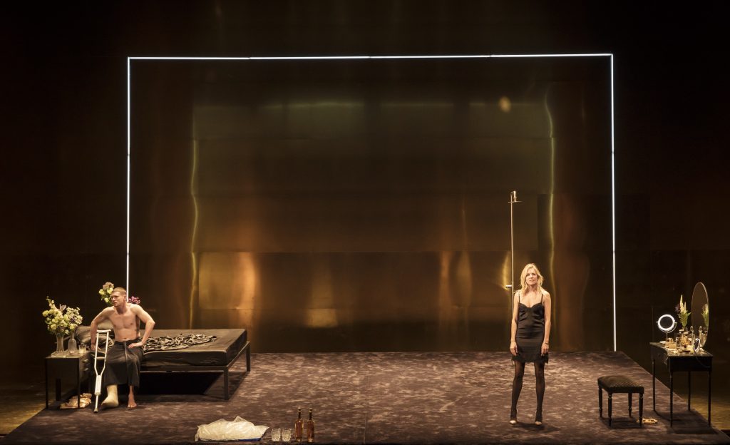 Szenenbild - Das Bühnenbild von CAT ON A HOT TIN ROOF (2018) - Credit : Johan Persson