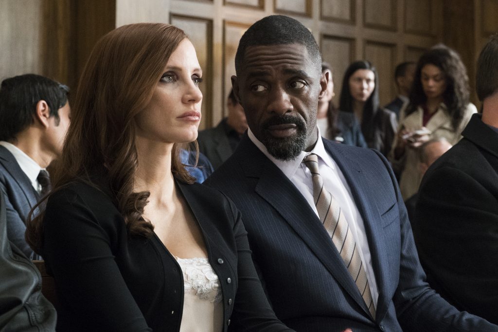 Szenenbild aus MOLLY'S GAME (2017) - Molly Bloom (Jessica Chastain) und Charlie Jaffey (Idris Elba) im Gerichtssaal - © Square One Entertainment