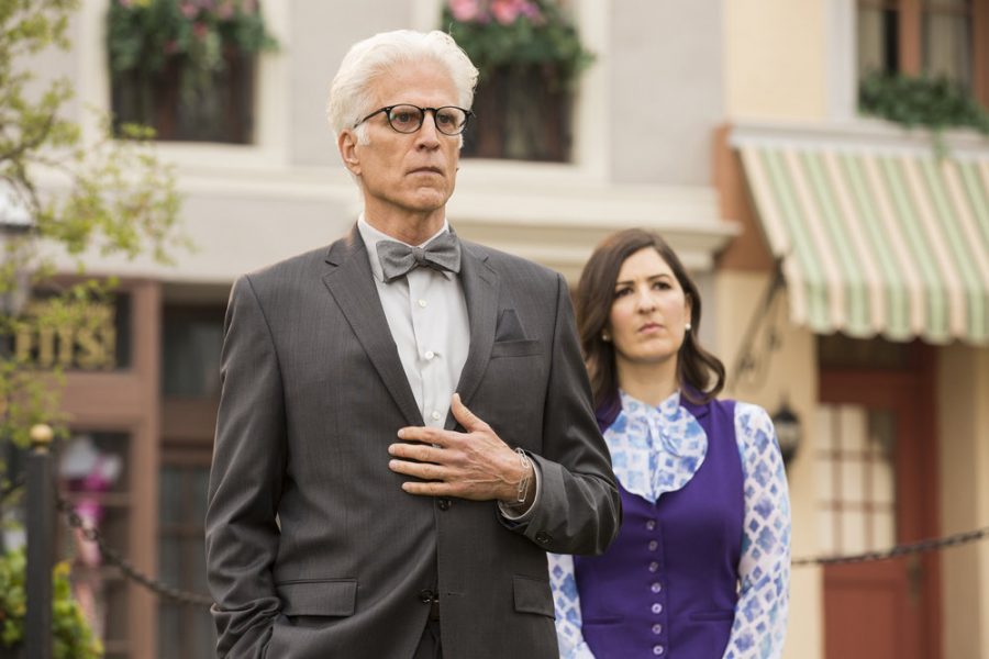 Szenenbild aus der ersten Staffel von THE GOOD PLACE - Architekt Michael (Ted Danson) und Informationssystem Janet (D'Arcy Carden) - © Justin Lubin/NBC