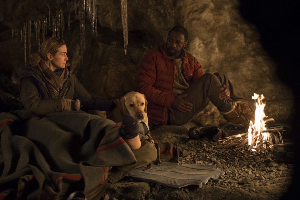 Szenenbild aus ZWISCHEN ZWEI LEBEN - THE MOUTAIN BETWEEN US (2017) - Alex (Kate Winslet) und Ben (Idris Elba) finden einen Unterschlupf - © 20th Century Fox