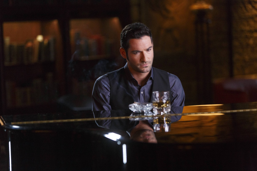 Szenenbild aus LUCIFER - Staffel 2 - Lucifer (Tom Ellis) am Klavier - © Amazon Newsroom