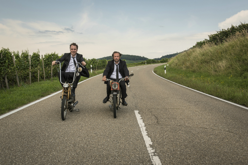 Szenenbild aus 25 km/h - Christian (Lars Eidinger) und Georg (Bjarne Mädel) unterwegs - © Sony Pictures