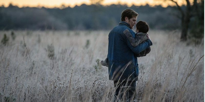 Szenenbild aus MIDNIGHT SPECIAL - Roy (Michael Shannon) versucht seinen Sohn zu beschützen. - © Warner Bros.