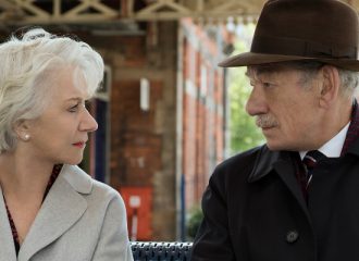 Szenenbild aus THE GOOD LIAR (2019) - Betty (Helen Mirren) weiß nicht, ob sie Roy (Ian McKellen) trauen kann. - © Warner Bros. DE