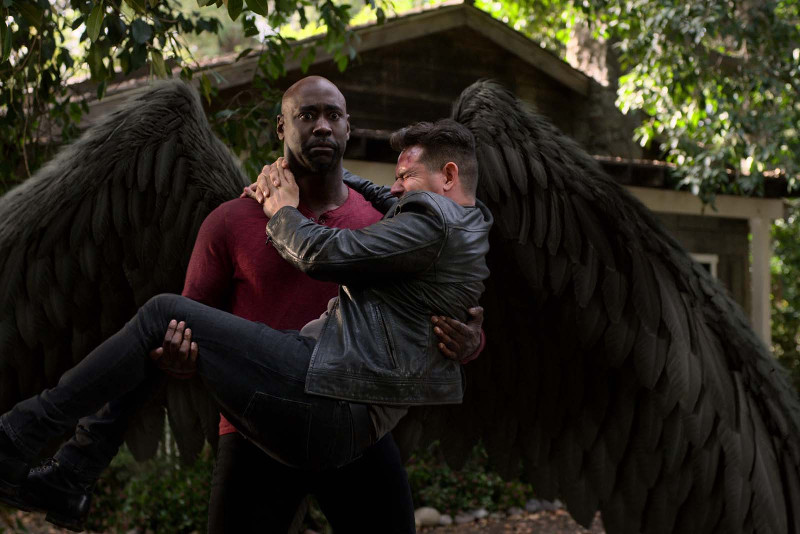 Szenenbild aus LUCIFER - Staffel 5 - Amanediel (D.B. Woodside) befördert Daniel (Kevin Alejandro) mittels "Flugtaxi" an einen anderen Ort. - © Netflix 2021