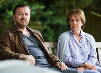 Szenenbild aus AFTER LIFE - 1. Staffel (2019) - Tony (Ricky Gervais) und Anne ( Penelope Wilton) - © Netflix
