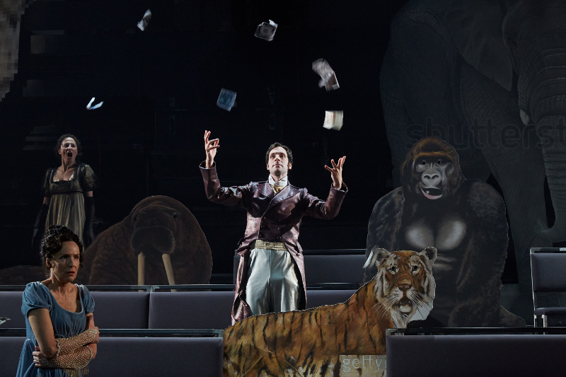 Szenenbild aus DER PREIS DES MENSCHEN - Residenztheater München 2020 - Der Sklavenhändler Alberto de Magalhaes (Michael Wächter) wirft mit Geld um sich. - © Judith Buss