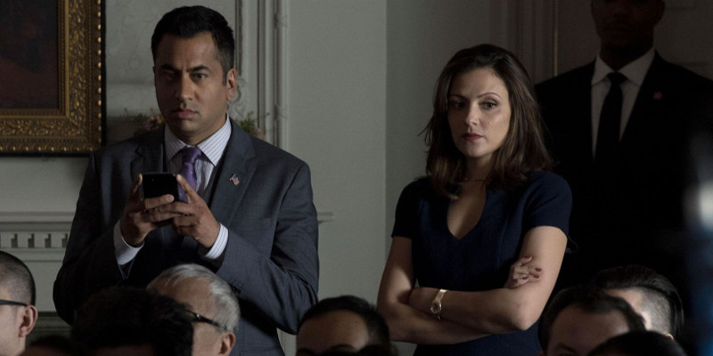 Szenenbild aus DESIGNATED SURVIVOR - 1. Staffel - Seth (Kal Penn) und Emily (Italia Ricci) arbeiten für den neuen Präsidenten. - © ABC