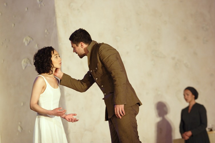 Szenenbild aus PHÈDRE - Atricia (Ruth Negga) und Hippolytus (Dominic Cooper) - © Catherine Ashmore