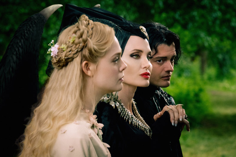 Szenenbild aus MALEFICENT: MISTRESS OF EVIL - Aurora (Elle Fanning), Maleficent (Angelina Jolie) und Diaval (Sam Riley) - © Disney