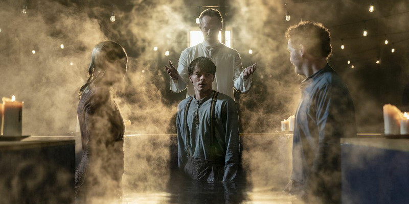 Szenenbild aus SOULMATES - Kurt (Charlie Heaton) gerät in die Fänge einer Sekte. - © AMC