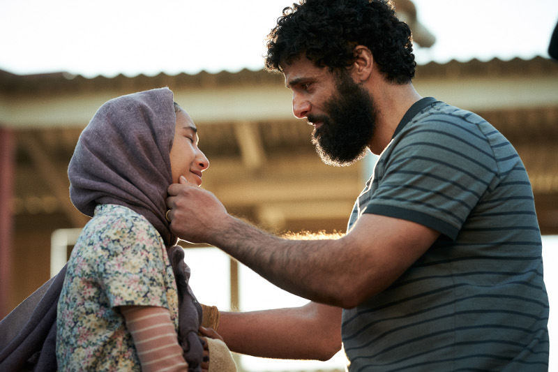 Szenenbild aus STATELESS - Mina (Soraya Heidari) und Vater Ameer (Fayssal Bazzi) - Ben King/Netflix © 2020