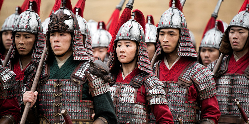Szenenbild aus MULAN (2020) - Mulan (Yifei Liu) unterzieht sich der Militärausbildung . - © 2019 Disney Enterprises, Inc. All Rights Reserved.