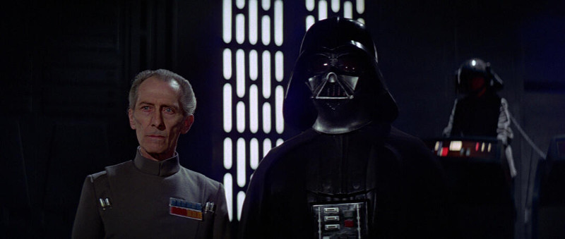 Szenenbild aus STAR WARS - EPISODE 4: A NEW HOPE - Tarkin (Peter Cushing) und Darth Vader (David Prowse) - © 20th Century Fox