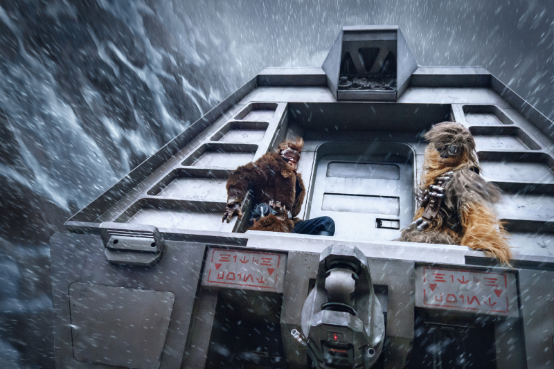Szenenbild aus SOLO: A STAR WARS STORY - Han (Alden Ehrenreich) und Chewbacca (Joonas Suotamo) - © Disney