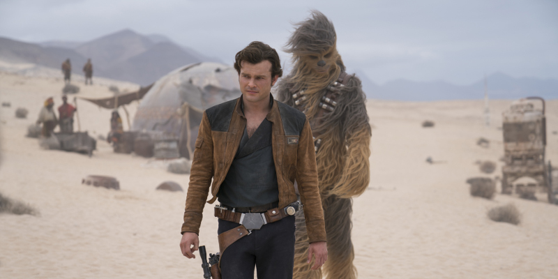 Szenenbild aus SOLO: A STAR WARS STORY - Han Solo (Alden Ehrenreich) und Chewbacca (Joonas Suotamo) - © Disney